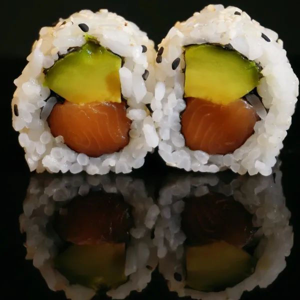 Salmón, aguacate, sésamo (4u)