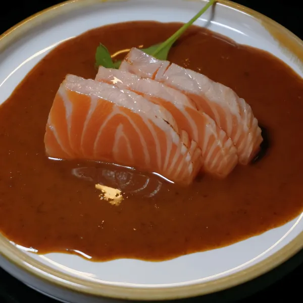 Tataki Salmón ligeramente cocido, salsa de sésamo  (3u)