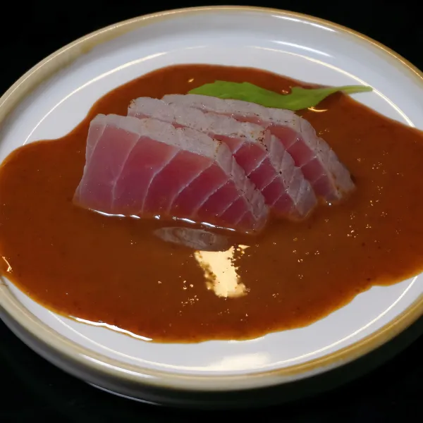 Tataki Atún ligeramente cocido, salsa de sésamo (3u)