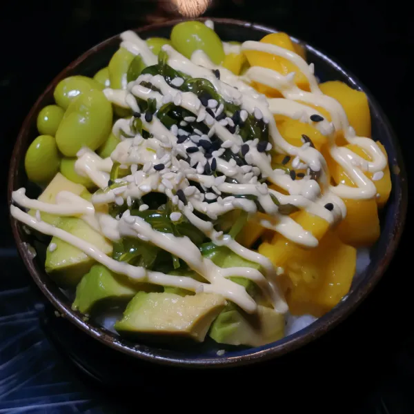 Poke de Edamame, aguacate, mango, wakame, salsa mayonesa