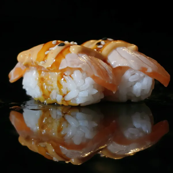 NIKIRI Salmón flambeado, mayonesa picante, teriyaki (2u)