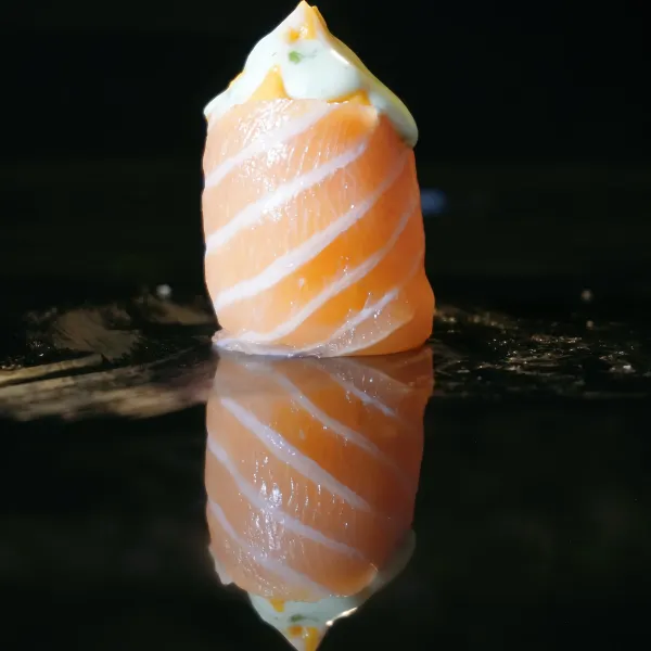 GUNKA Salmón, salmón picante, salsa de albahaca (2u)