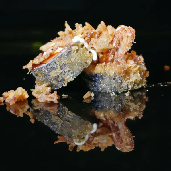 Tempura langostinos,aguacate, cebolla, mayonesa, teriyaki (6u)