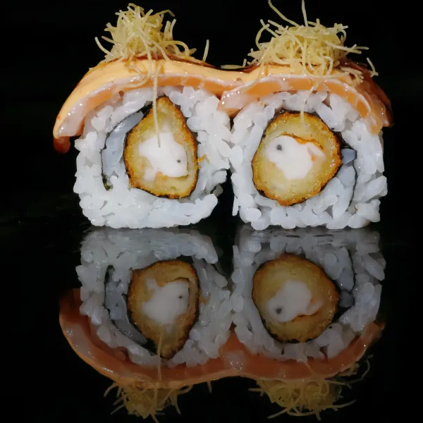 Langostinos tempura, salmón flambeado, mayonesa picante, teriyaki, katafi (4u)