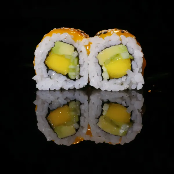 Vegetal roll pepino, mango, aguacate, sésamo (4u)