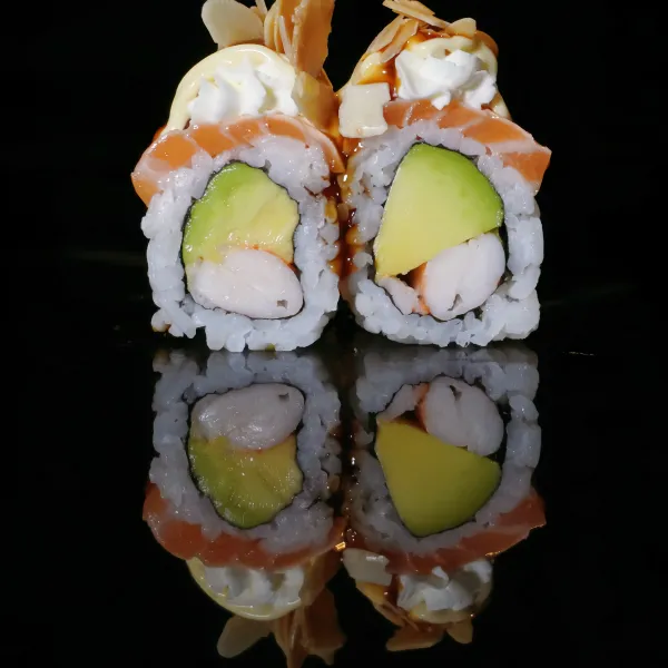 Langostinos cocido, aguacate,salmón flambeado, Philadelphia, almendras,teriyaki (4u)