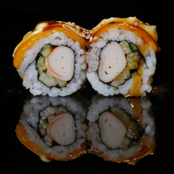 Surimi, pepino, cheddar, mayonesa, teriyaki, sésamo (4u)